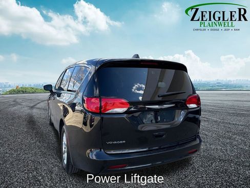 Used 2022 Chrysler Voyager LX FWD image 5