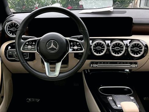 Used 2023 Mercedes-Benz CLA 250 w/ Premium Package image 5