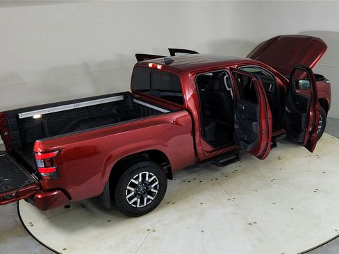 Used 2025 Nissan Frontier SL image 28