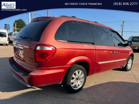 Used 2006 Chrysler Town & Country Touring w/ Leather Interior Group FWD image 2