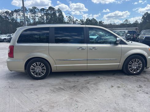 Used 2011 Chrysler Town & Country Limited FWD image 7