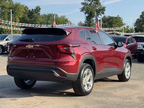 Used 2025 Chevrolet Trax LS w/ LS Convenience Package FWD image 5