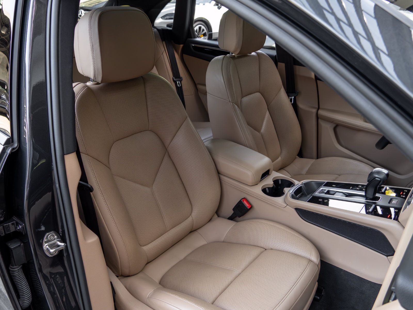 Certified 2023 Porsche Macan AWD/4WD image 57