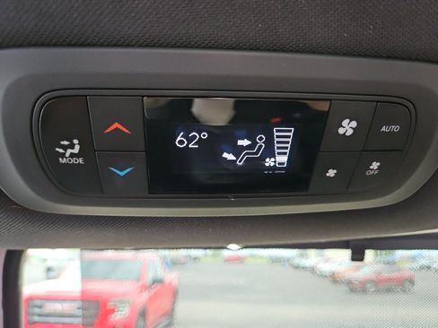 Used 2025 Chrysler Pacifica Select FWD image 18