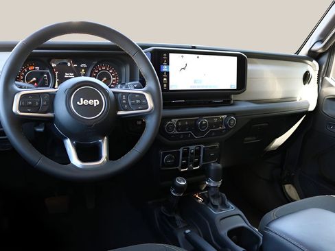 Used 2025 Jeep Wrangler Unlimited Sahara AWD/4WD image 13