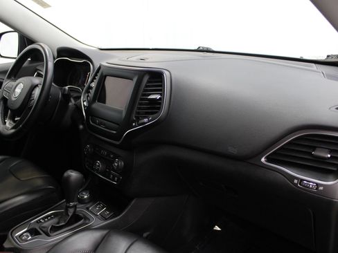Used 2019 Jeep Cherokee Latitude Plus w/ Comfort/Convenience Group AWD/4WD image 27