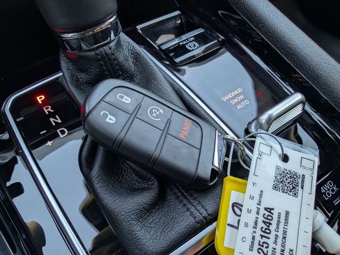 Used 2024 Jeep Compass Limited image 17