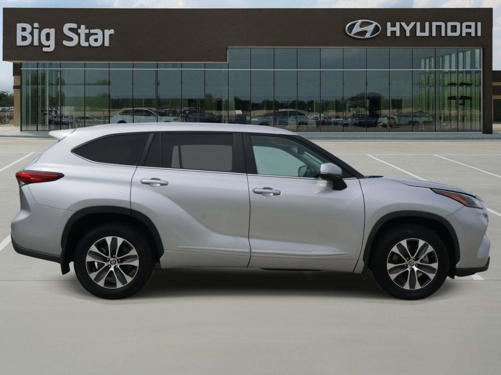 Used 2023 Toyota Highlander XLE FWD image 5