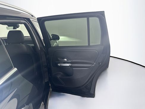 Used 2025 Mercedes-Benz GLB 250 image 32