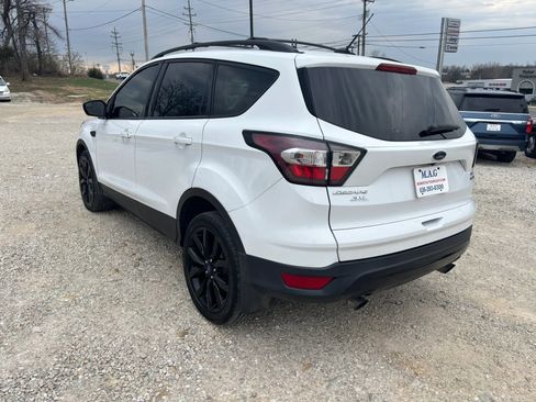 Used 2017 Ford Escape SE w/ SE Sport Appearance Package AWD/4WD image 3