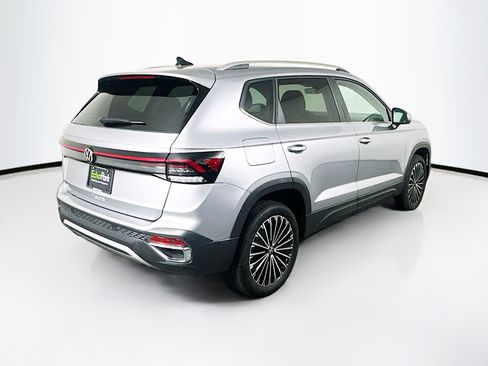Used 2025 Volkswagen Taos SE FWD image 9