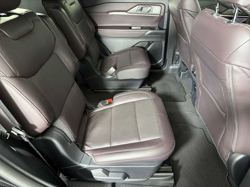 Used 2025 Ford Explorer Platinum image 14