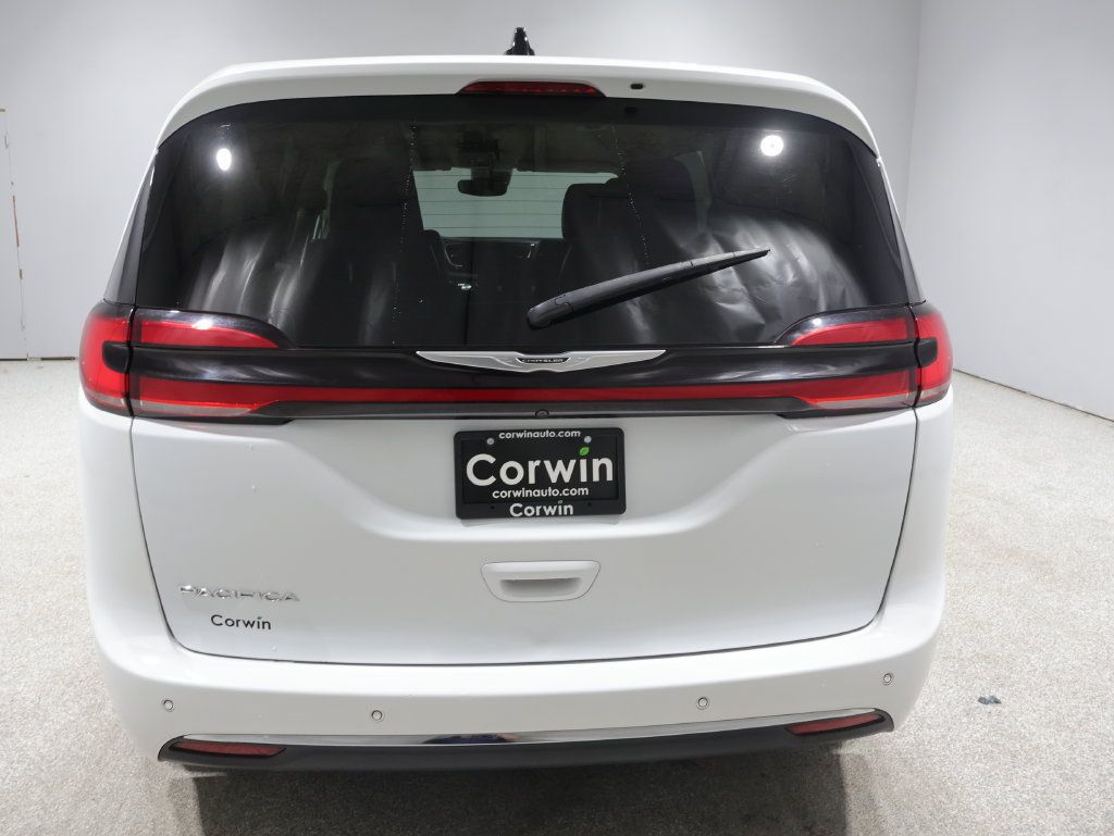 Used 2023 Chrysler Pacifica Touring-L FWD image 3