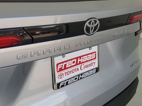 Used 2024 Toyota Grand Highlander Limited image 9