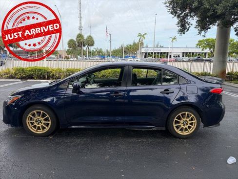 Used 2020 Toyota Corolla LE FWD image 2