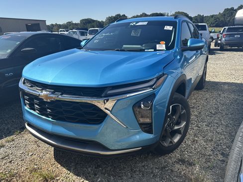 Used 2025 Chevrolet Trax LT w/ Driver Confidence Package FWD image 1