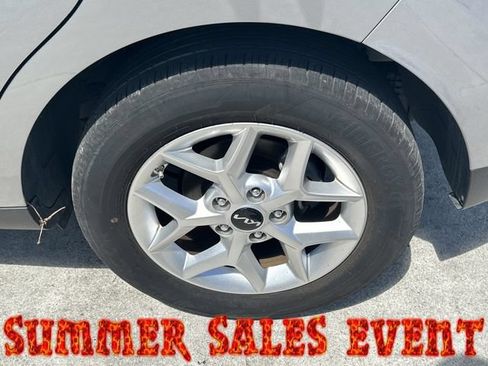 Used 2025 Kia Soul LX w/ LX Technology Package FWD image 12