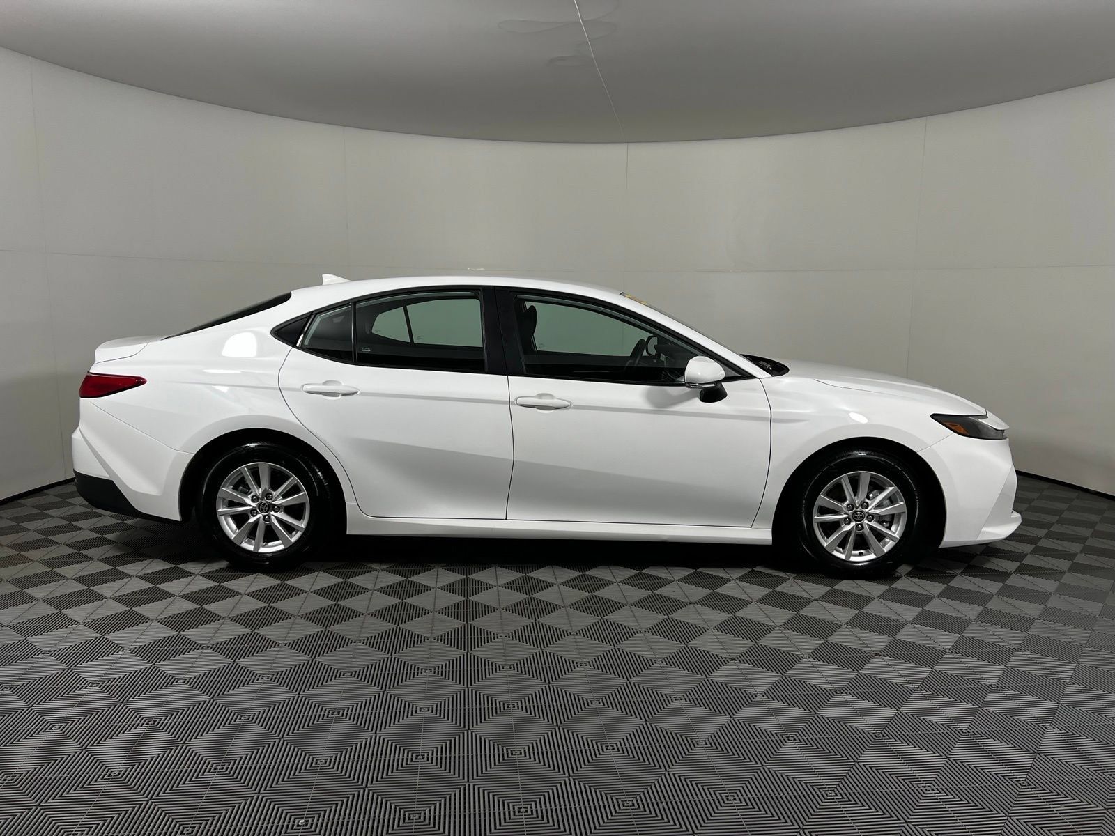 Used 2025 Toyota Camry LE FWD image 4