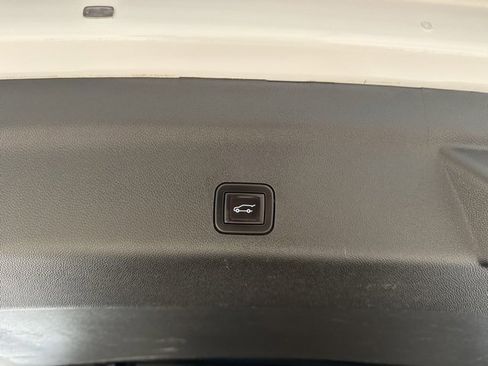 Certified 2024 Chevrolet Suburban Z71 w/ Luxury Package image 8