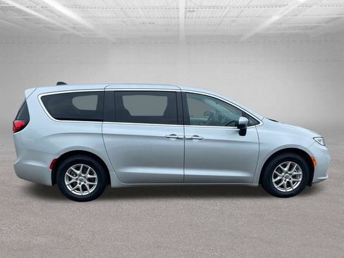 Used 2023 Chrysler Pacifica Touring-L FWD image 7