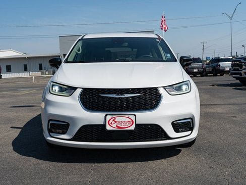 Used 2024 Chrysler Pacifica Touring-L FWD image 8