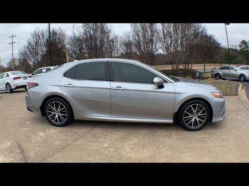 Used 2022 Toyota Camry XLE w/ Navigation Upgrade Package image 9