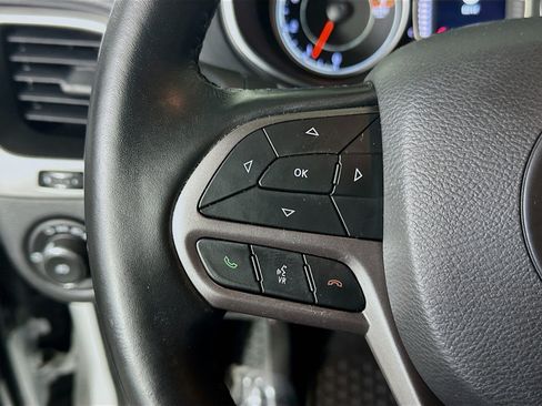 Used 2020 Jeep Cherokee Latitude Plus w/ Comfort/Convenience Group AWD/4WD image 16