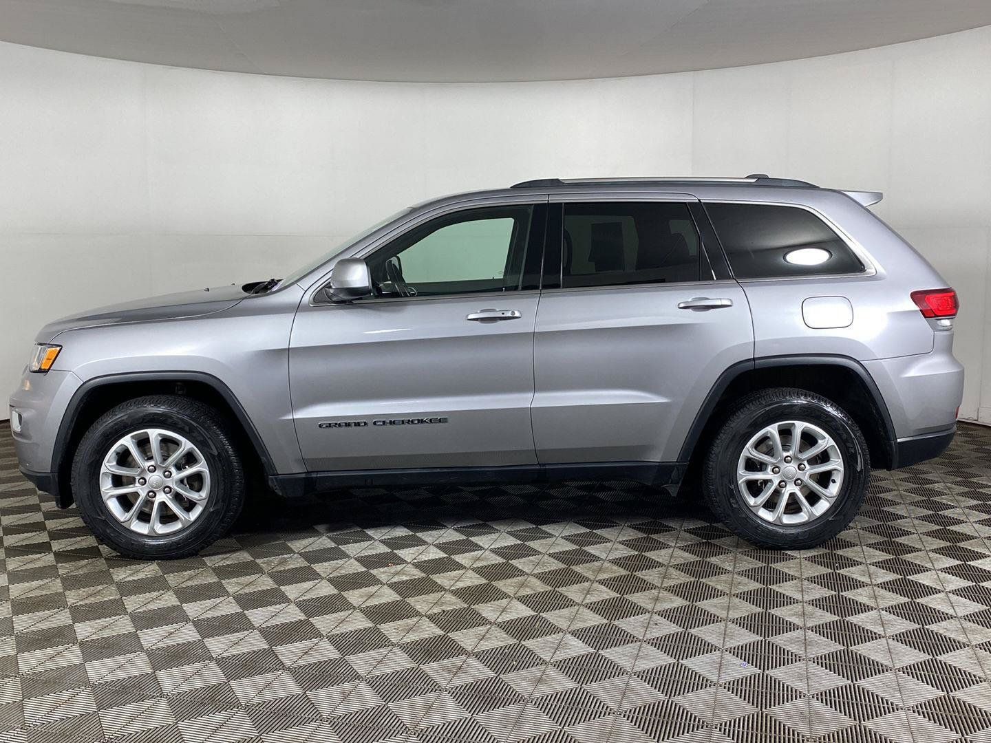 Used 2021 Jeep Grand Cherokee Laredo AWD/4WD image 6