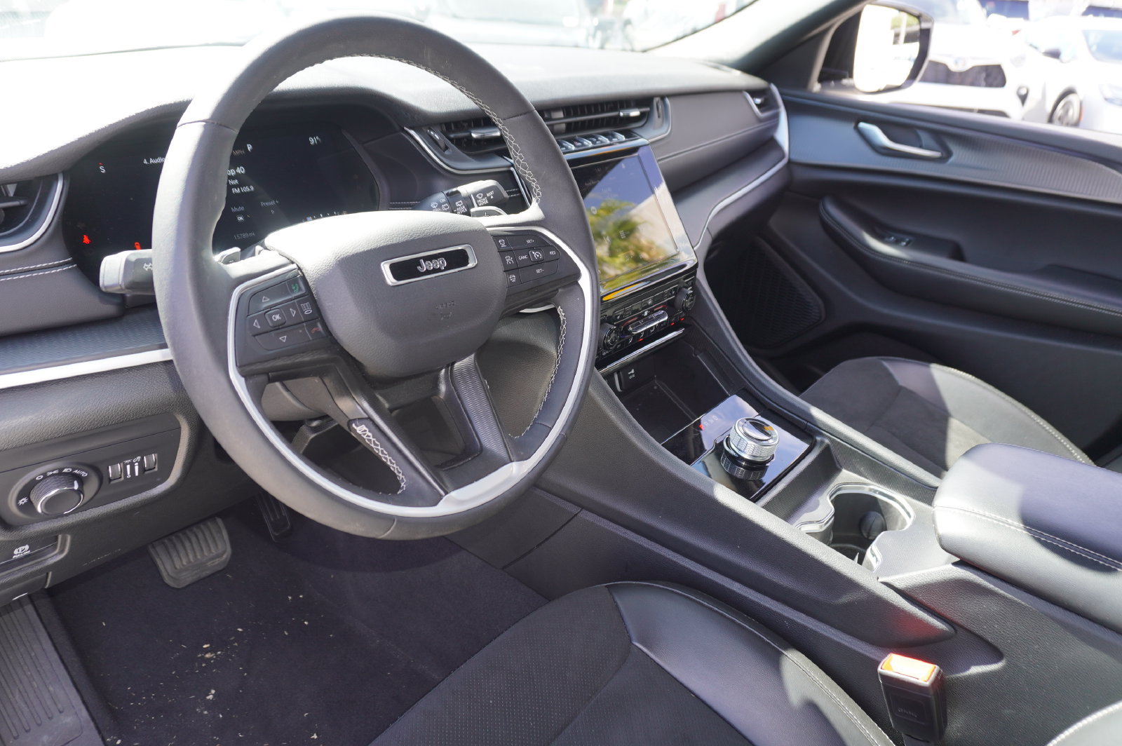 Used 2023 Jeep Grand Cherokee Altitude RWD image 6