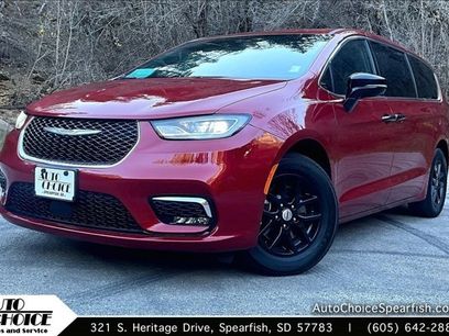 Used 2025 Chrysler Pacifica Select