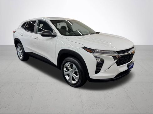 Used 2025 Chevrolet Trax LS FWD image 9