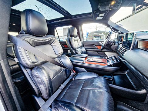 Used 2020 Lincoln Navigator Reserve image 15