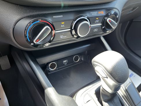 Used 2025 Kia Soul LX w/ LX Technology Package FWD image 23