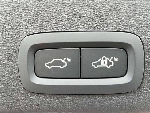 New 2025 Volvo XC40 B5 Ultra w/ Protection Package AWD/4WD image 12