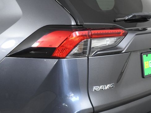 Used 2021 Toyota RAV4 XLE w/ Convenience Package image 33