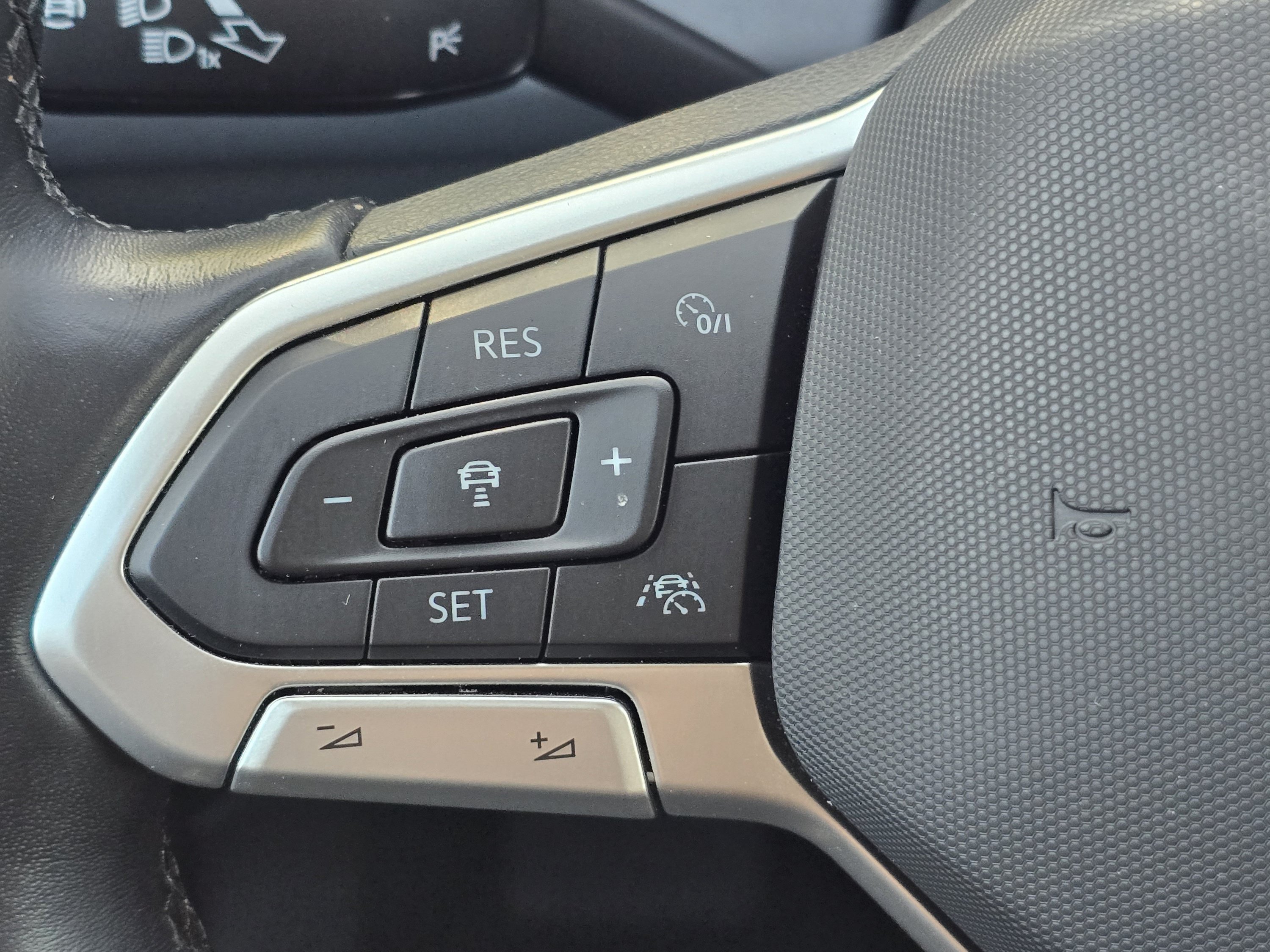Used 2025 Volkswagen Jetta SE FWD image 19