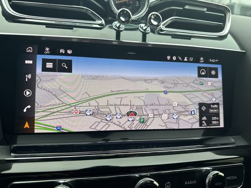 Used 2022 Bentley Bentayga image 23