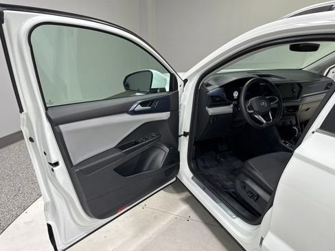 Used 2023 Volkswagen Taos SE w/ Panoramic Sunroof Package FWD image 10