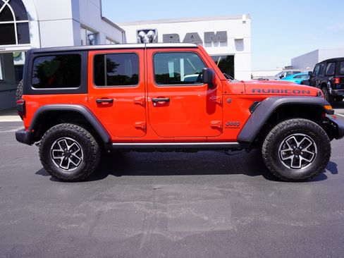 Used 2024 Jeep Wrangler Unlimited Rubicon AWD/4WD image 2