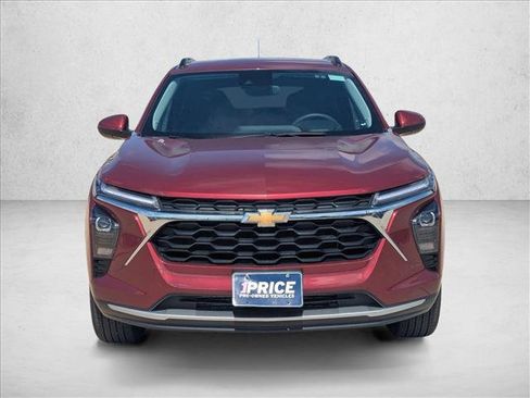 Used 2025 Chevrolet Trax LT FWD image 2