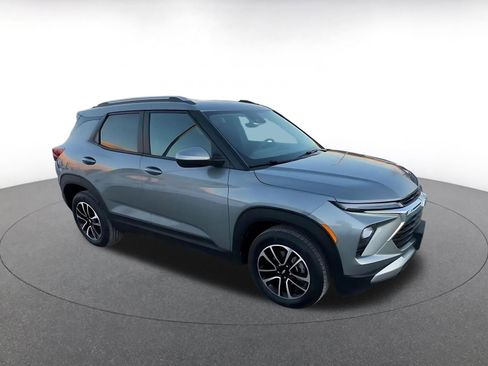 Used 2025 Chevrolet TrailBlazer LT image 2