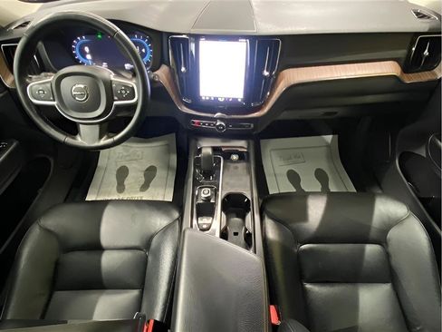 Used 2022 Volvo XC60 B5 Momentum w/ Climate Package image 17