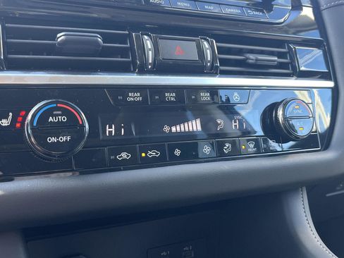 Used 2025 Nissan Pathfinder SL w/ SL Premium Package image 19