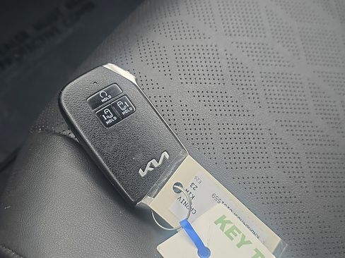 Used 2023 Kia Carnival LX FWD image 29