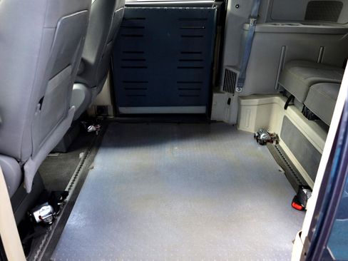 Used 2008 Chrysler Town & Country Touring image 19