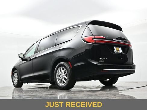 Used 2024 Chrysler Pacifica Touring-L FWD image 21