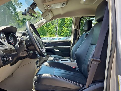 Used 2015 Chrysler Town & Country Touring-L w/ Driver Convenience Group FWD image 14