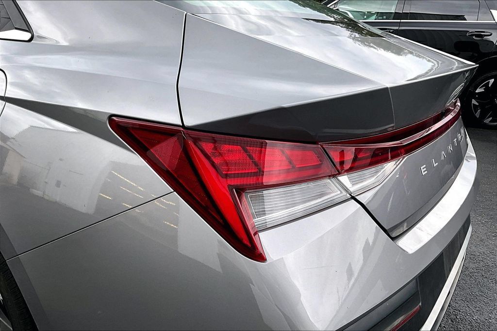 Used 2025 Hyundai Elantra Limited FWD image 22