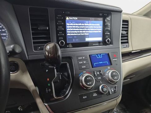 Used 2018 Toyota Sienna XLE w/ XLE Navigation Package FWD image 19