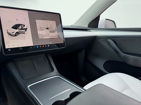 Used 2023 Tesla Model Y Long Range AWD/4WD image 58